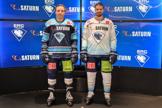 Frederik Storm (li.) und Mirko Höfflin präsentierten das neue ERC-Trikot.
Foto: Johannes Traub/JT-Presse.de