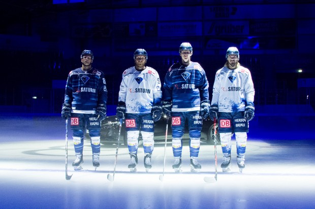 Daniel Pietta, Frederik Storm, Jerome Flaake und Mirko Höfflin präsentieren die neuen Panther-Trikots der Saison 2021/22.