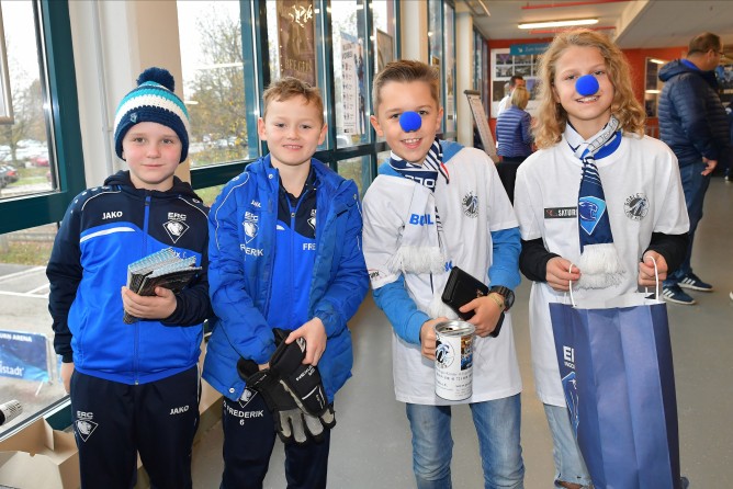 Am Sonntag werden in der SATURN-Arena wieder unter anderem die blauen Nasen zu Gunsten von Goals for Kids verkauft.
Foto: Johannes TRAUB / JT-Presse.de