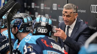 Mark French stand erstmals als neuer Panther-Coach hinter der Ingolstädter Bande.
Foto: Johannes Traub/JT-Presse.de Mark French stand erstmals als neuer Panther-Coach hinter der Ingolstädter Bande.
Foto: Johannes Traub/JT-Presse.de