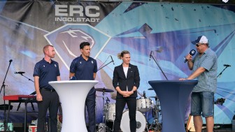 Varian Kirst, Brad Tapper und  Maritta Becker im Interview mit Stadionsprecher Hannes Langer.
Foto: Johannes Traub/JT-Presse.de