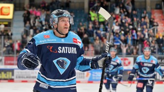 Drei Spiele, drei Tore. Frederik Storm, der bisher treffsicherste Panther, will auch morgen wieder jubeln.
Foto: Johannes Traub/JT-Presse.de Drei Spiele, drei Tore. Frederik Storm, der bisher treffsicherste Panther, will auch morgen wieder jubeln.
Foto: Johannes Traub/JT-Presse.de