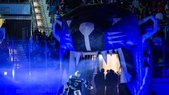 Die Panther live erleben! Ab sofort Tickets für alle Heimspiele bis Jahresende erhältlich.
Foto: Johannes Traub/JT-Presse.de Die Panther live erleben! Ab sofort Tickets für alle Heimspiele bis Jahresende erhältlich.
Foto: Johannes Traub/JT-Presse.de