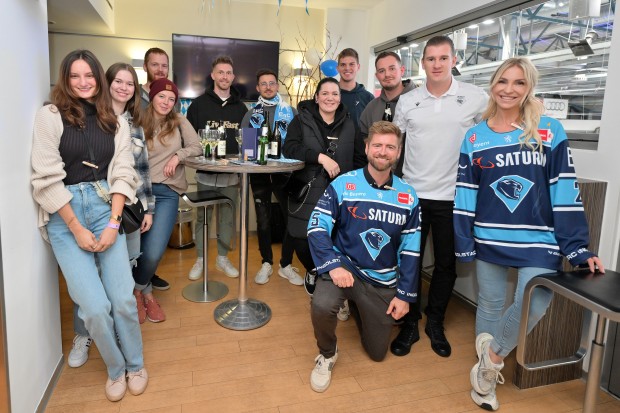 Gruppenfoto in der Loge der DB Regio Bayern mit Influencerin Anni Götze. Foto: Johannes Traub/JT-Presse.de