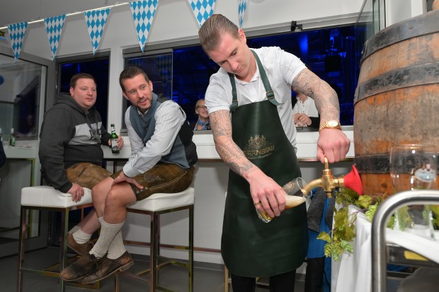 Jerome Flaake zapfte in der SATURN Wiesn Loge das Bierfass an. Foto: Johannes Traub/JT-Presse.de