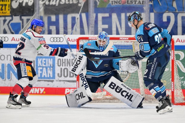 Dreimal musste der chancenlose ERC-Goalie Michael Garteig gegen Berlin hinter sich greifen.
Foto: Johannes Traub/JT-Presse.de