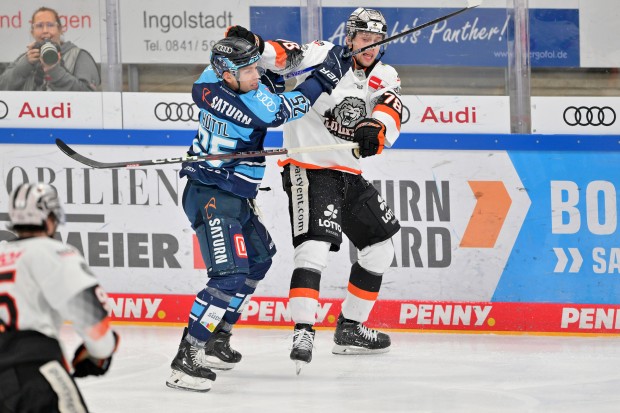 Es wird sich nichts geschenkt: ERC-Verteidiger Leon Hüttl während des Heimspiels gegen Frankfurt im Zweikampf mit Dominik Bokk.
Foto: Johannes Traub/JT-Presse.de