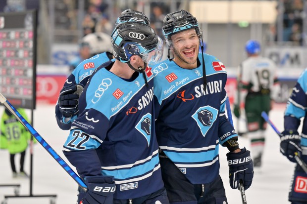 Freuen sich auf zwei weitere Jahre im Panther-Trikot: Mat Bodie (li.) und Charles Bertrand. Foto: Johannes Traub/JT-Presse.de