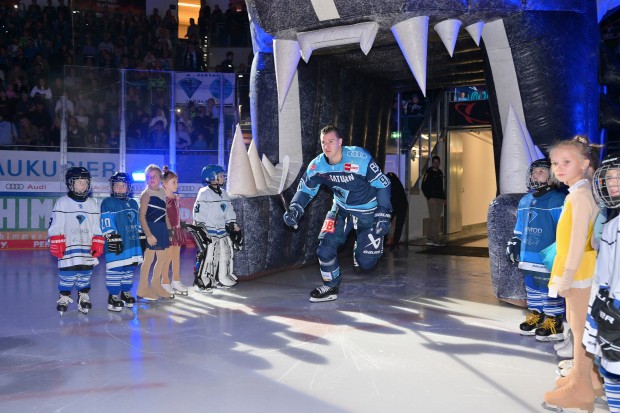 Spalierkinder vom Eishockey- und Eiskunstlauf-Nachwuchs des ERC.
Foto: Johannes Traub/JT-Presse.de