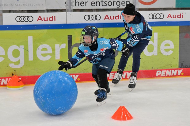 Beim Kids on Ice Day können Kinder am Samstag wieder mit den ERC-Profis trainieren.
Foto: Johannes Traub/JT-Presse.de