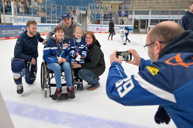 Nach dem Spiel kamen die Panther nochmal auf das Eis zurück, um den Kindern Foto- und Autogrammwünsche zu erfüllen.
Foto: Johannes Traub/JT-Presse.de