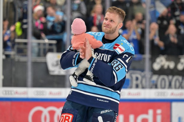 Daniel Pietta wird vor dem heutigen Spiel für 900. Partien in der PENNY DEL gefeiert.
Foto: Johannes Traub/JT-Presse.de