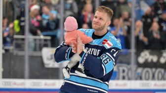 Daniel Pietta wird vor dem heutigen Spiel für 900. Partien in der PENNY DEL gefeiert.
Foto: Johannes Traub/JT-Presse.de Daniel Pietta wird vor dem heutigen Spiel für 900. Partien in der PENNY DEL gefeiert.
Foto: Johannes Traub/JT-Presse.de