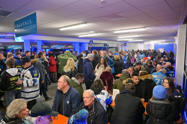 Viele Fans nutzten die Gelegenheit gemeinsam auf der Christmas Party anzustoßen.
Foto: Johannes Traub/JT-Presse.de