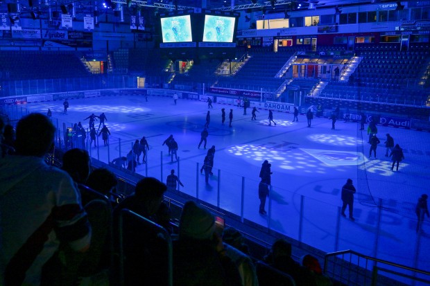 Auf dem Eis der Arena fand die Eisdisco statt.
Foto: Johannes Traub/JT-Presse.de