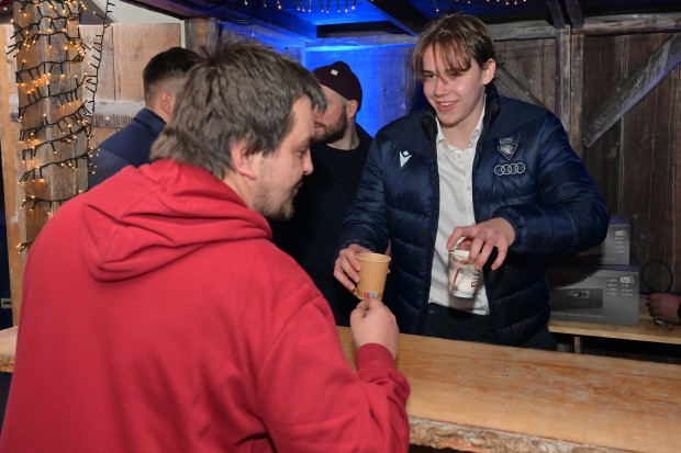 Die ERC-Profis versorgten die Fans mit dem von SATURN zur Verfügung gestellten Glühwein.
Foto: Johannes Traub/JT-Presse.de