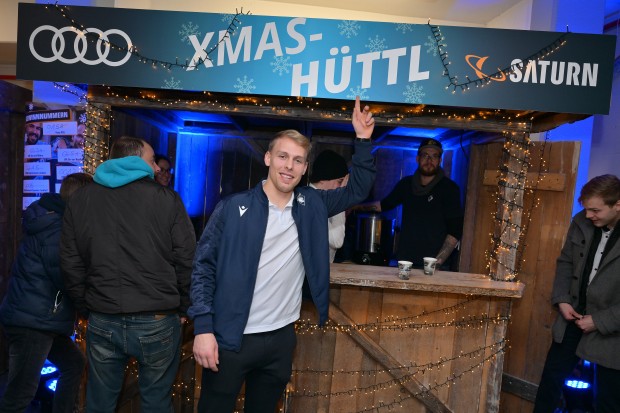 Leon Hüttl vor "seiner" Glühwein-Hütte.
Foto: Johannes Traub/JT-Presse.de