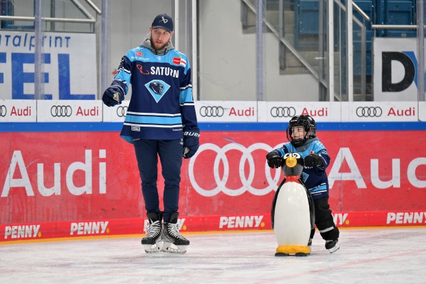 Stefan Matteau beim Kids on Ice Day.
Foto: Johannes Traub/JT-Presse.de