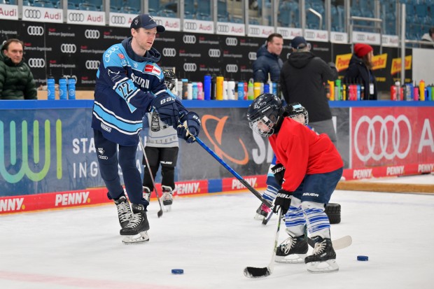 Mat Bodie zockte mit den Kids.
Foto: Johannes Traub/JT-Presse.de