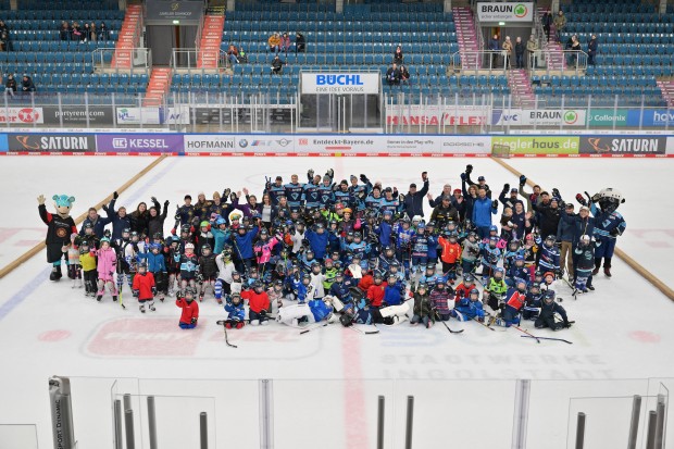Gruppenfoto vom Kids on Ice Day.
Foto: Johannes Traub/JT-Presse.de