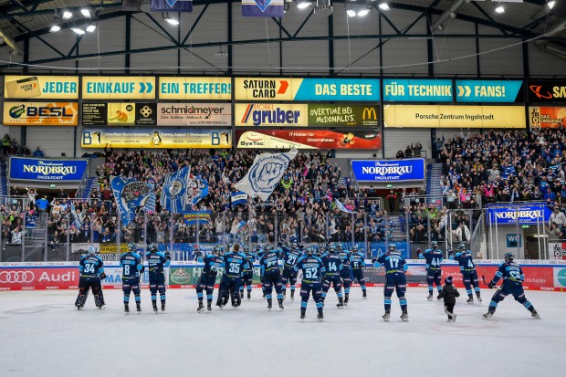 Wird auch nach dem Topspiel gegen Mannheim gemeinsam gefeiert? Karten sind nur noch im Stehplatzbereichn verfügbar.
Foto: Johannes Traub/JT-Presse.de