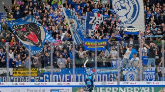 Heute Heimspiel!
Mit den Fans im Rücken zum Sieg gegen Köln.
Foto: Johannes Traub/JT-Presse.de Heute Heimspiel!
Mit den Fans im Rücken zum Sieg gegen Köln.
Foto: Johannes Traub/JT-Presse.de