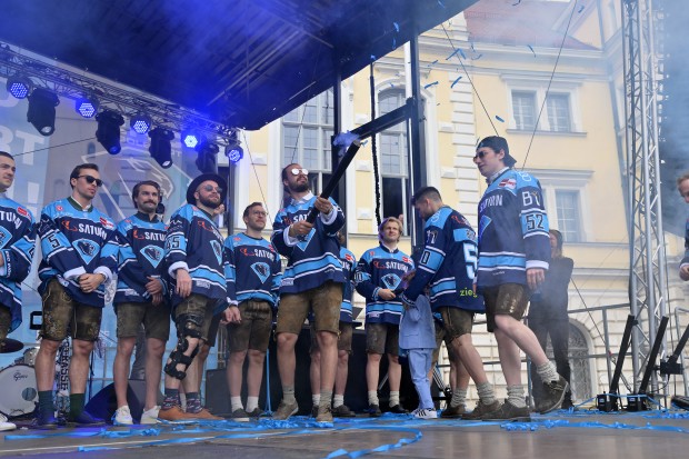 Mirko Höfflin schießt die blau-weiße Konfettikanone ab.
Foto: Johannes Traub/JT-Presse.de