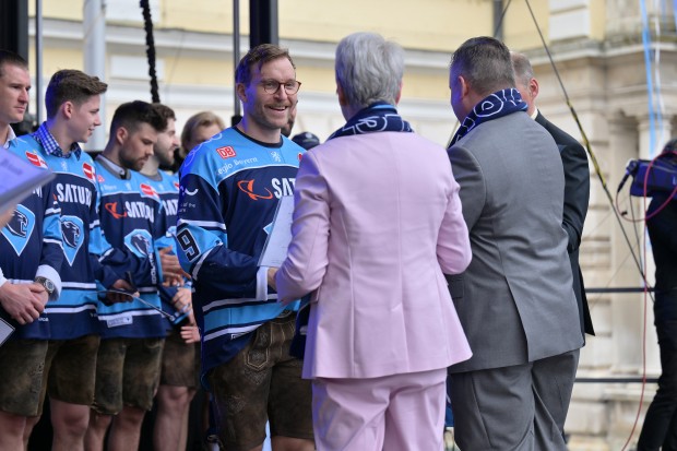 Frederik Storm erhält die Sportmedaille.