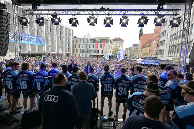 4000 Fans waren auf dem Rathausplatz.
Foto: Johannes Traub/JT-Presse.de
