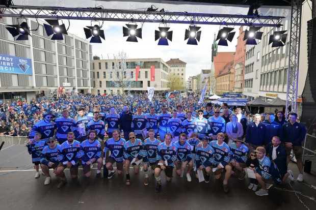Teamfoto vor der Menschenmenge auf dem Rathausplatz.
Foto: Johannes Traub/JT-Presse.de