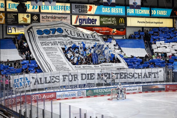 Grandiose Choreographie der Fankurve beim ersten Halbfinalspiel am vergangenen Freitag.
Foto: Stefan Bösl/kbumm.de