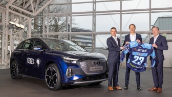 Xavier Ros, Personalvorstand bei Audi, Gerd Walker Vorstand Produktion und Logistik bei Audi, und ERC-Geschäftsführer Claus Liedy (v.l.n.r.) freuen sich über die Fortführung der Partnerschaft.