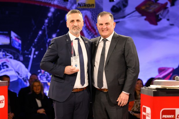 Mark French bekam den Award als Trainer des Jahres von Jürgen Arnold, Aufsichtsratsvorsitzender der PENNY DEL und Beiratsvorsitzender des ERC, überreicht.
Foto: City-Press