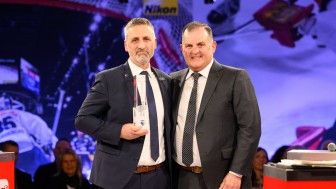 Mark French bekam den Award als Trainer des Jahres von Jürgen Arnold, Aufsichtsratsvorsitzender der PENNY DEL und Beiratsvorsitzender des ERC, überreicht.
Foto: City-Press Mark French bekam den Award als Trainer des Jahres von Jürgen Arnold, Aufsichtsratsvorsitzender der PENNY DEL und Beiratsvorsitzender des ERC, überreicht.
Foto: City-Press