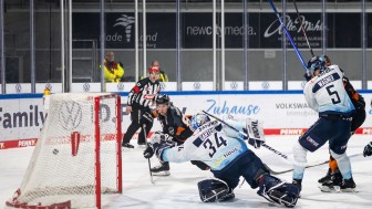 Das erste Gegentor im zweiten Drittel fiel aus dem Nichts und brachte die Grizzlys zurück ins Spiel.
Foto: City-Press Das erste Gegentor im zweiten Drittel fiel aus dem Nichts und brachte die Grizzlys zurück ins Spiel.
Foto: City-Press