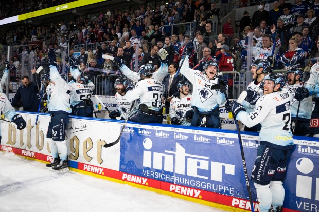 Grenzenlsoer Jubel nach Spielende. Der ERC steht im Finale.
Foto: City-Press/Leipold