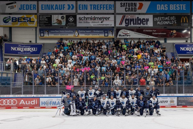 Das Mannschaftsfoto mit den Dauerkartenbesitzern vom Showtraining gibt es ab sofort zum Download.
Foto: Stefan Bösl/kbumm.de