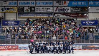 Das Mannschaftsfoto mit den Dauerkartenbesitzern vom Showtraining gibt es ab sofort zum Download.
Foto: Stefan Bösl/kbumm.de Das Mannschaftsfoto mit den Dauerkartenbesitzern vom Showtraining gibt es ab sofort zum Download.
Foto: Stefan Bösl/kbumm.de