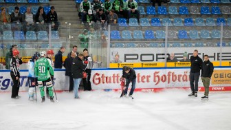Ein Loch im Eis sorgte am vergangenen Freitag für eine unbespielbare Fläche.
Foto: DEL-Photosharing Ein Loch im Eis sorgte am vergangenen Freitag für eine unbespielbare Fläche.
Foto: DEL-Photosharing