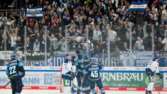 Hexenkessel SATURN-Arena: Die Panther feiern den Derbysieg und die Tabellenführung.
Foto: Johannes Traub/JT-Presse.de