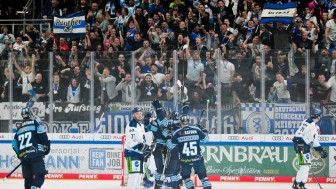 Hexenkessel SATURN-Arena: Die Panther feiern den Derbysieg und die Tabellenführung.
Foto: Johannes Traub/JT-Presse.de Hexenkessel SATURN-Arena: Die Panther feiern den Derbysieg und die Tabellenführung.
Foto: Johannes Traub/JT-Presse.de