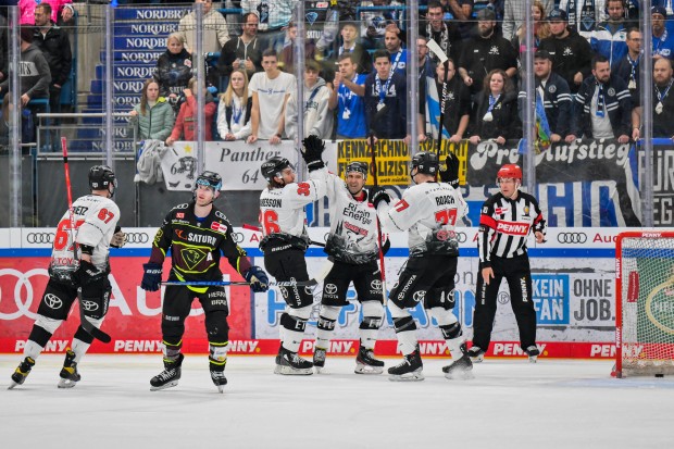 Am Ende jubelten die Haie zum vierten Mal in Folge in der SATURN-Arena.
Foto: Johannes Traub/JT-Presse.de