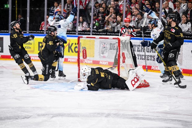 Die Panther bejubeln bei den Kölner Haien einen 3:2-Erfolg.
Foto: DEL-Photosharing