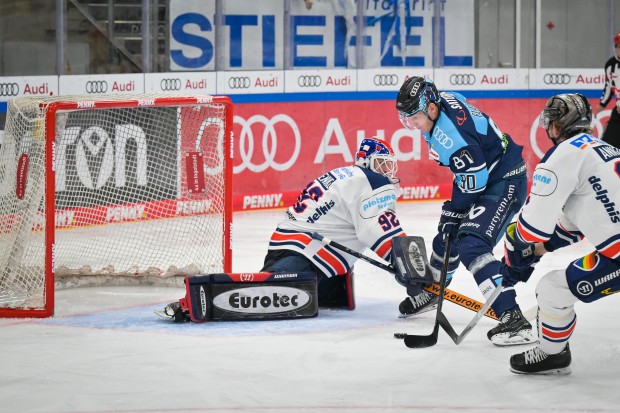 Zu selten brachten die Panther um Jerome Flaake Iserlohns Torhüter Andreas Jenike in Bedrängnis.
Foto: Johannes Traub/JT-Presse.de