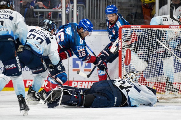 Adler-Stürmer Markus Eisenschmid (Nr. 16) war einer von zwei Mannheimern Hattrick-Schützen.
Foto: DEL-Photosharing