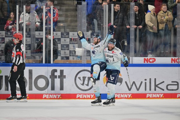 Daniel Pietta und Ben Marshall bejubeln den Siegtreffer in der Overtime.
Foto: Johannes Traub/JT-Presse.de