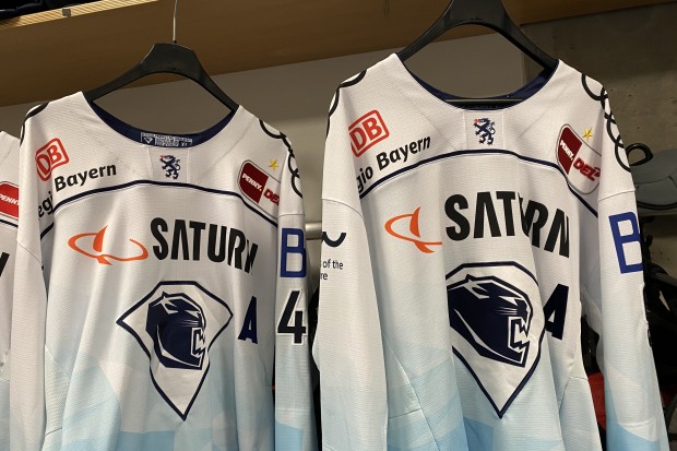 Die Auswärtsjerseys der Captains Frederik Storm und Ben Marshall wurden soeben noch mit dem "A" versehen.