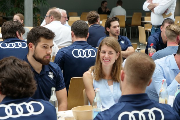 Zusammen mit zehn Audiandern, die ein gemeinsames Mittagessen gewonnen hatte, ging es in die Kantine im Gebäude A51.
Foto: AUDI AG