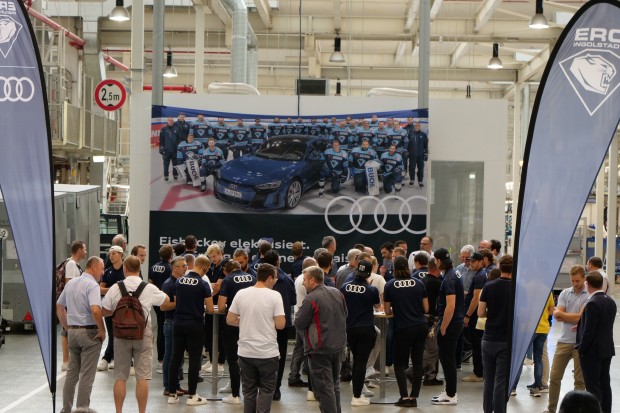 Direkt an der Endmontage des Audi A3 gab es eine Autogrammstunde für die Audianer.
Foto: AUDI AG