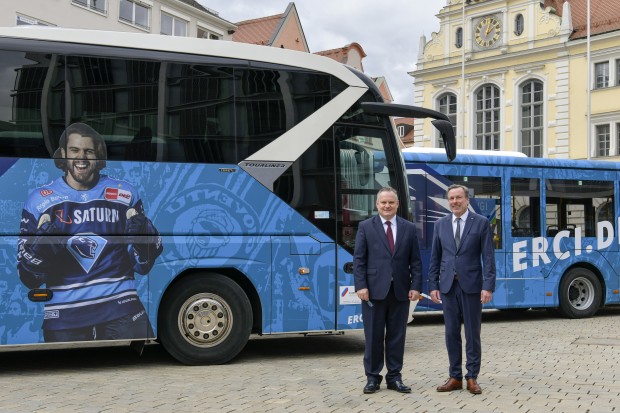 Ingolstadts Oberbürgermeister Dr. Christian Scharpf (links) und ERC-Geschäftsführer Claus Liedy bei der Vorstellung der beiden Busse auf dem Rathausplatz.
Foto: Stadt Ingolstadt